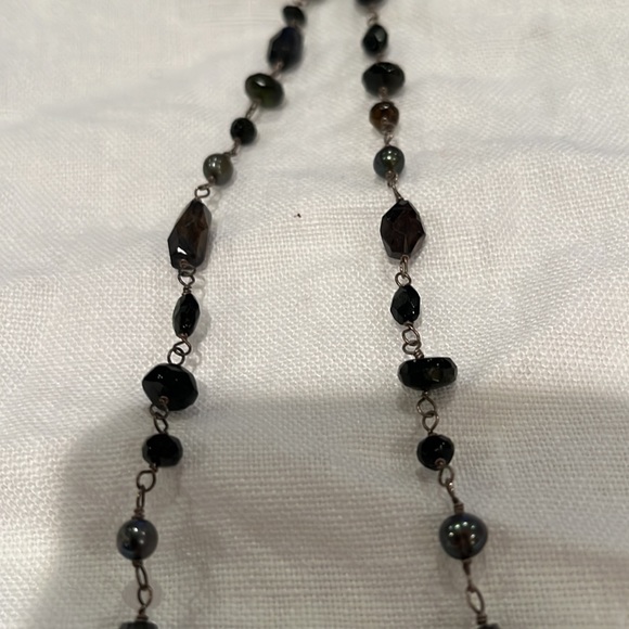 Black glass and pearl beaded necklace. - Picture 3 of 4